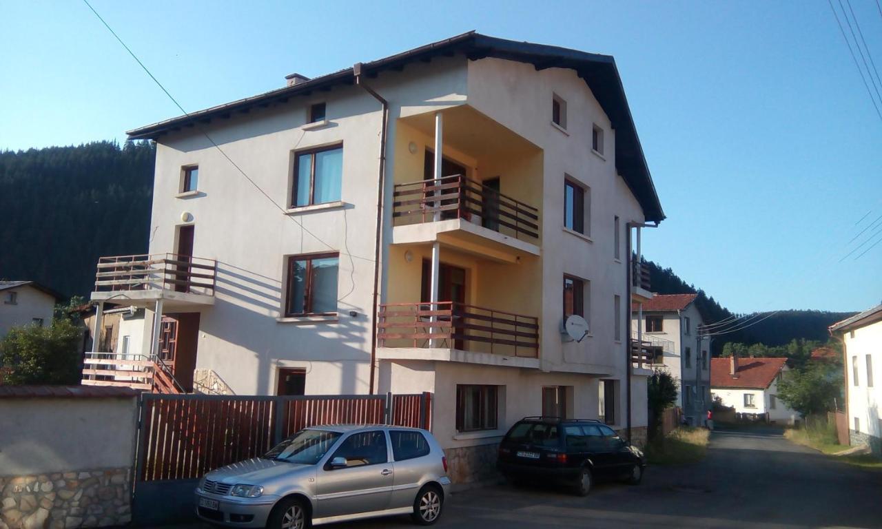 Guest House Lorian Madzhare Bagian luar foto