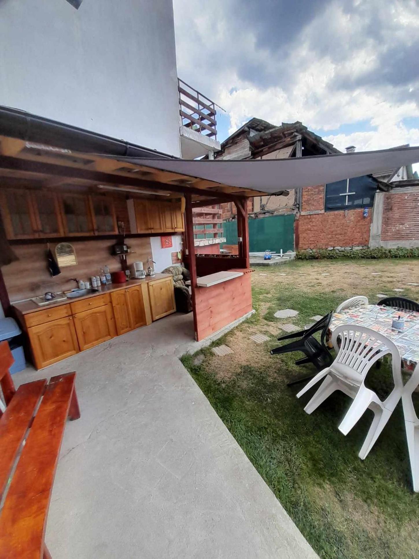 Guest House Lorian Madzhare Bagian luar foto