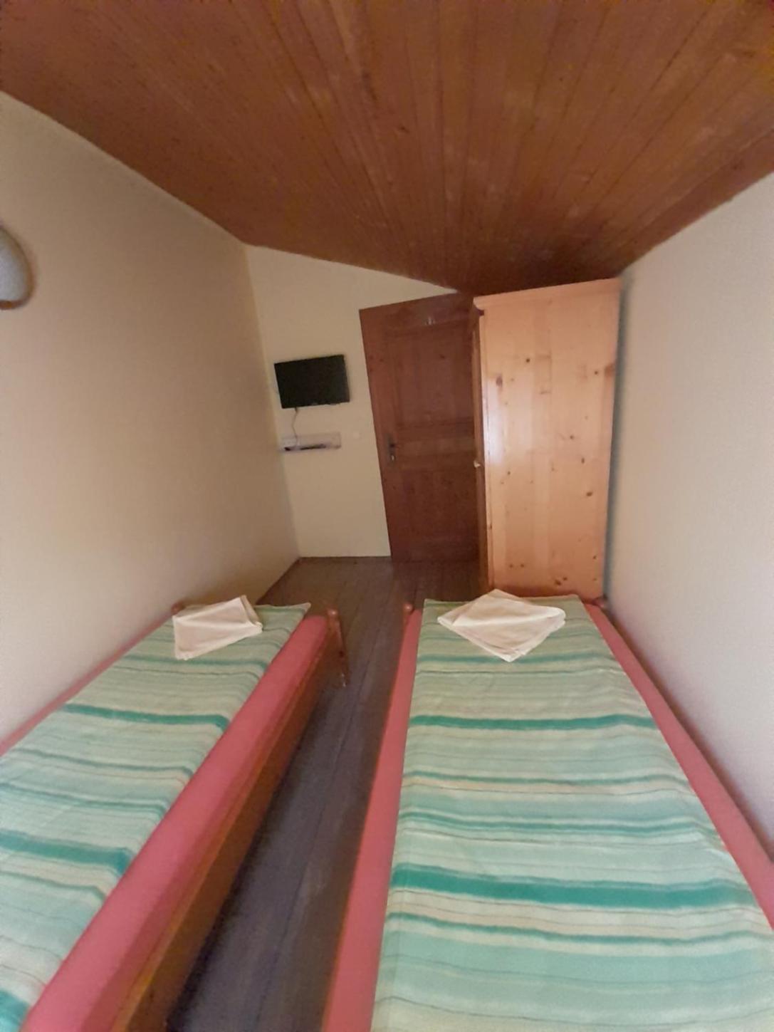 Guest House Lorian Madzhare Bagian luar foto