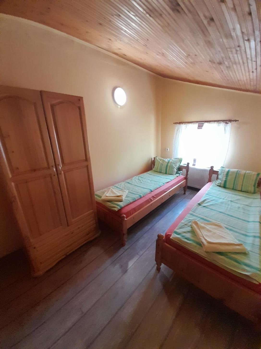 Guest House Lorian Madzhare Bagian luar foto