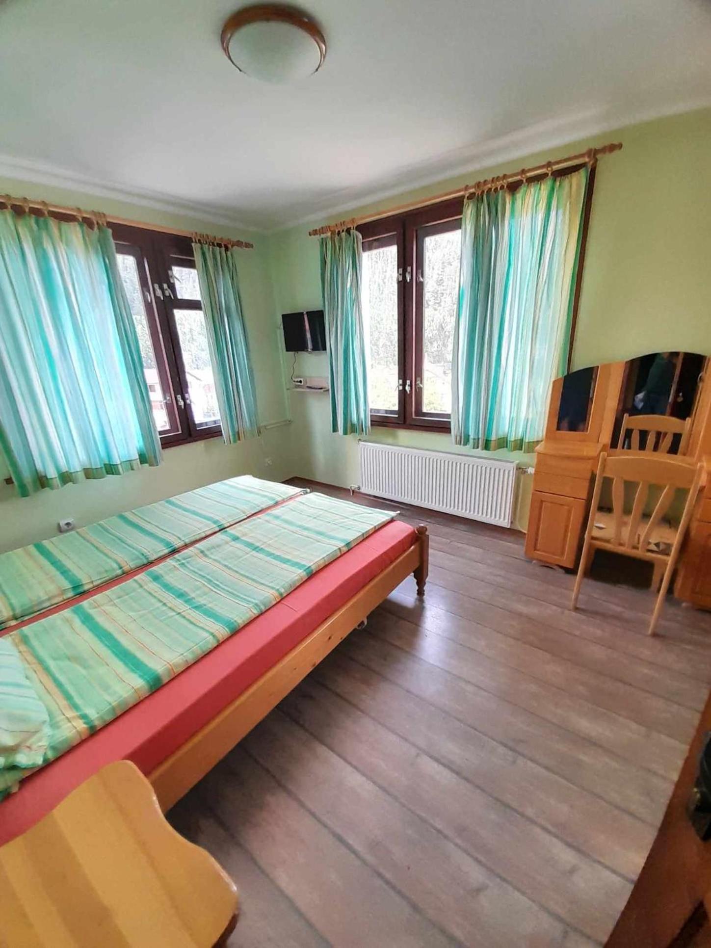Guest House Lorian Madzhare Bagian luar foto