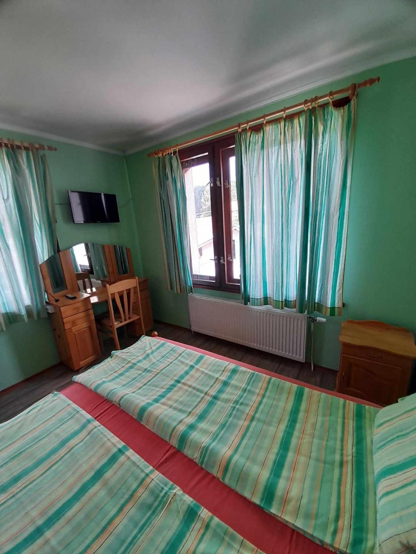 Guest House Lorian Madzhare Bagian luar foto