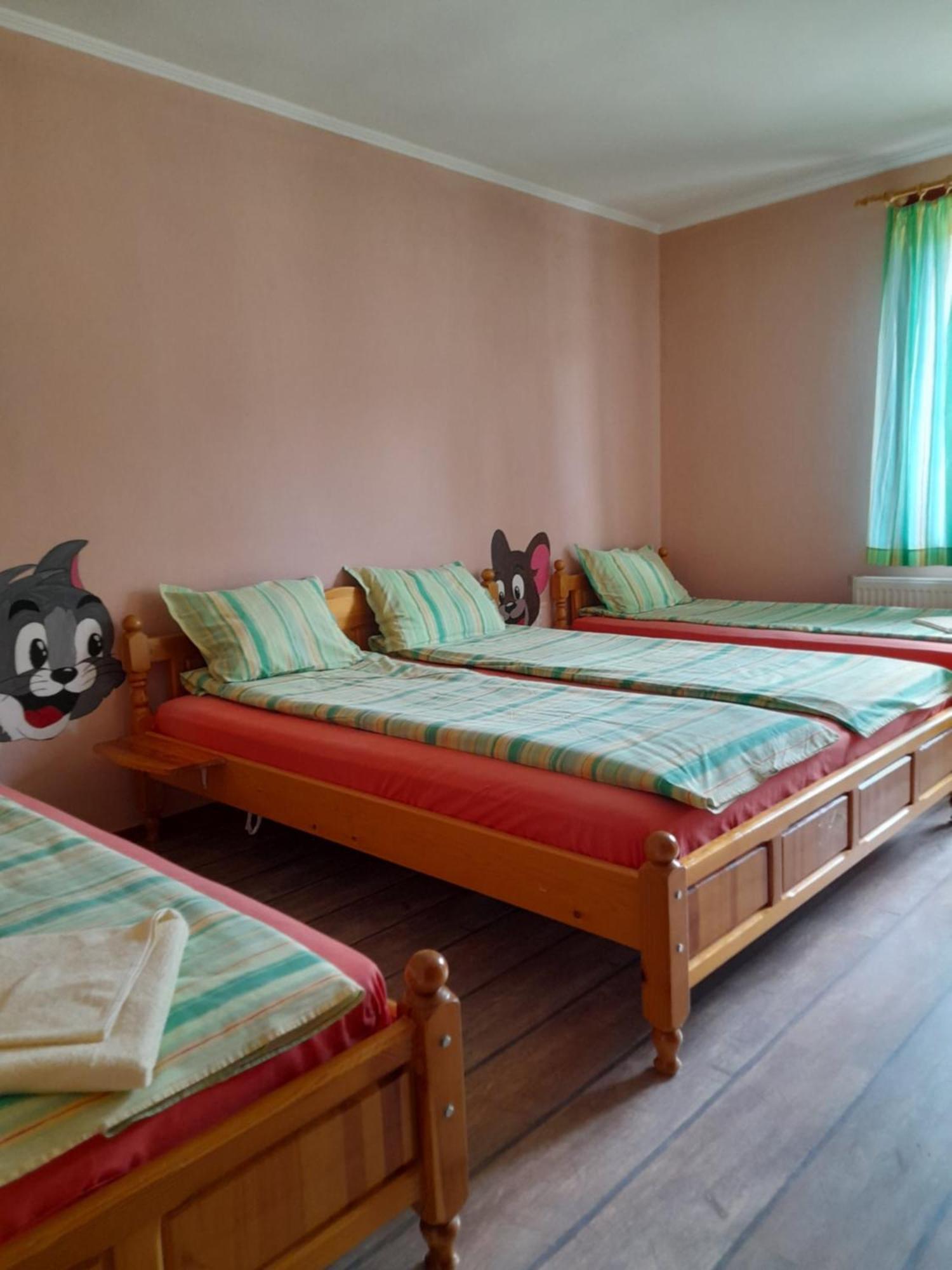 Guest House Lorian Madzhare Bagian luar foto