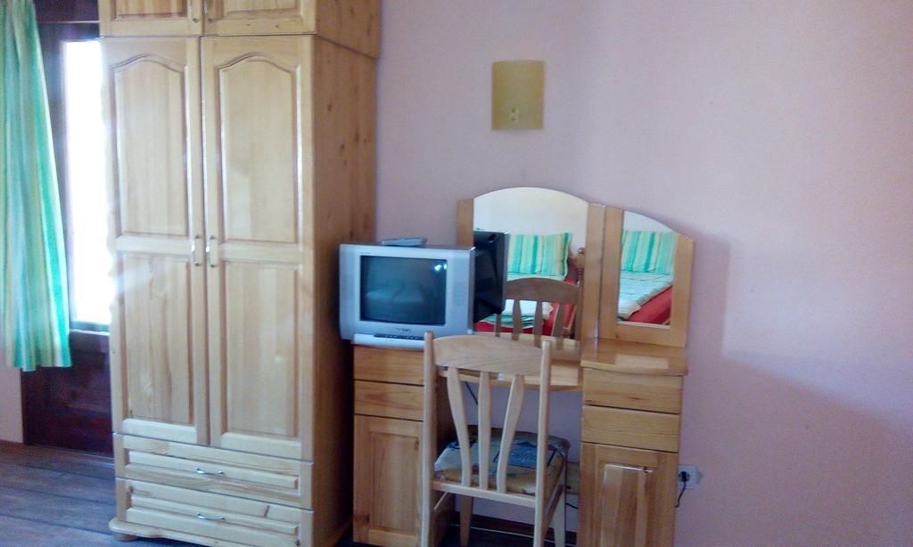 Guest House Lorian Madzhare Bagian luar foto