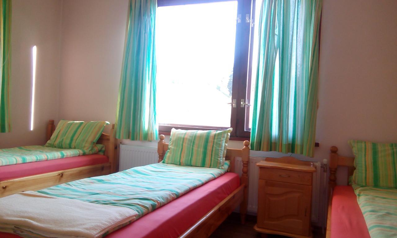 Guest House Lorian Madzhare Bagian luar foto